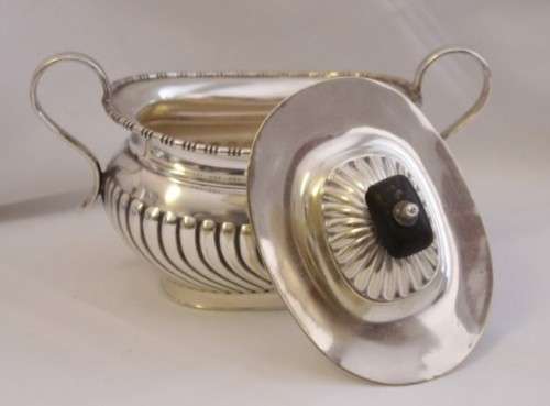 A beautiful antique silver plated tea set incl. 6-cup teapot and coffee pot, sugar bowl & creamer