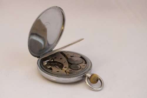 **RS17** Fabulous antique Swiss made 15-jewel nickle plated pocket watch with an enamelled face