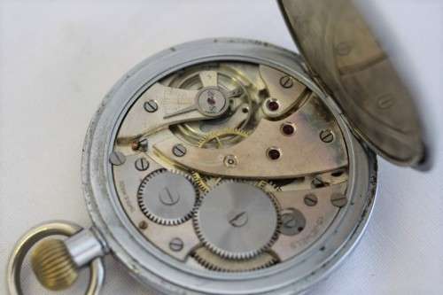 **RS17** Fabulous antique Swiss made 15-jewel nickle plated pocket watch with an enamelled face