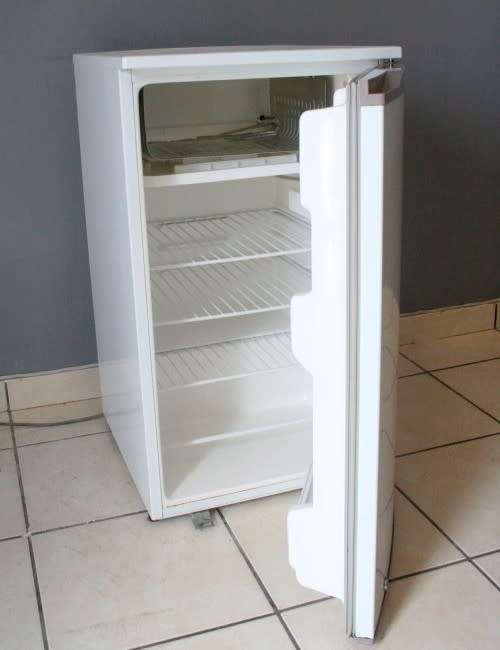 An awesome white 150Lt Hitek HR1500 mini/bar fridge in working order and very good condition