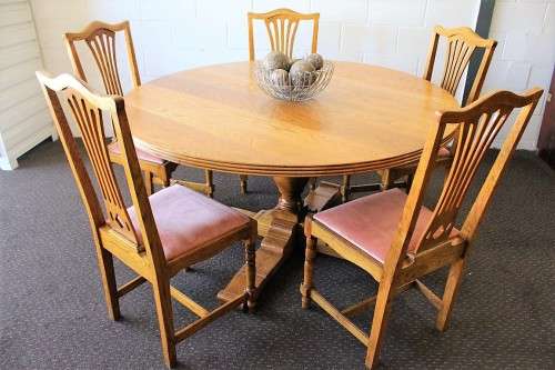 A wonderful solid Oak dining suite with a large round table and 5x upholstered chairs