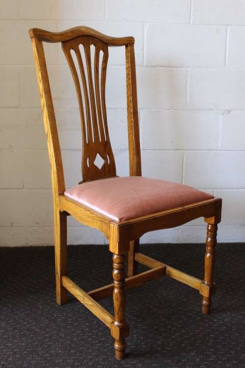 A wonderful solid Oak dining suite with a large round table and 5x upholstered chairs