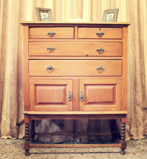 **RS17** A vintage Oak 4-drawer chest of drawers w/ bottom cupboard on beautiful turned legs.