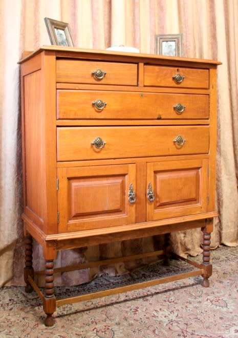 **RS17** A vintage Oak 4-drawer chest of drawers w/ bottom cupboard on beautiful turned legs.