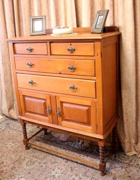 **RS17** A vintage Oak 4-drawer chest of drawers w/ bottom cupboard on beautiful turned legs.