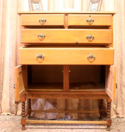 **RS17** A vintage Oak 4-drawer chest of drawers w/ bottom cupboard on beautiful turned legs.
