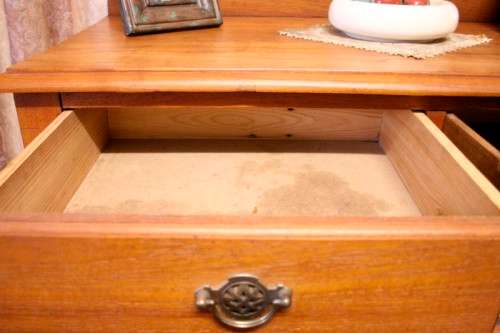 **RS17** A vintage Oak 4-drawer chest of drawers w/ bottom cupboard on beautiful turned legs.