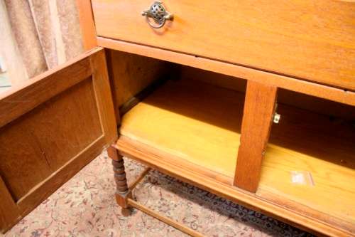 **RS17** A vintage Oak 4-drawer chest of drawers w/ bottom cupboard on beautiful turned legs.