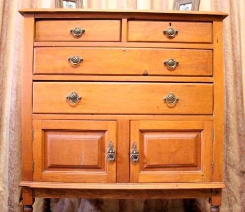 **RS17** A vintage Oak 4-drawer chest of drawers w/ bottom cupboard on beautiful turned legs.