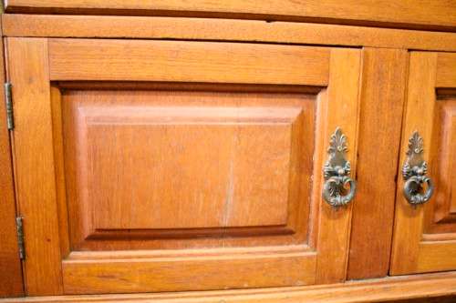 **RS17** A vintage Oak 4-drawer chest of drawers w/ bottom cupboard on beautiful turned legs.