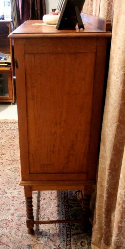 **RS17** A vintage Oak 4-drawer chest of drawers w/ bottom cupboard on beautiful turned legs.