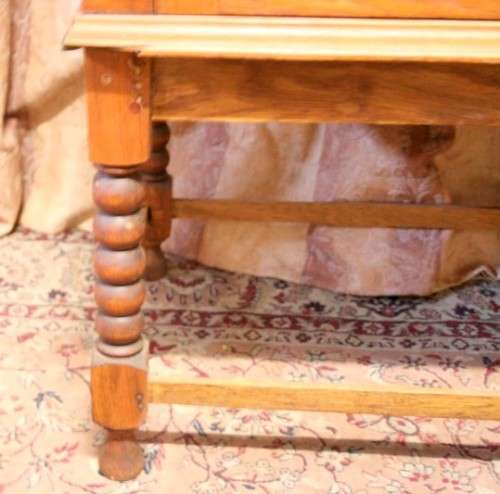 **RS17** A vintage Oak 4-drawer chest of drawers w/ bottom cupboard on beautiful turned legs.