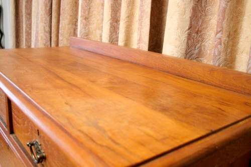 **RS17** A vintage Oak 4-drawer chest of drawers w/ bottom cupboard on beautiful turned legs.