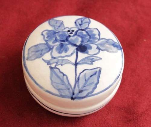 **RS17** A hand painted blue and white lidded gem/ trinket bowl with a floral pattern on the lid