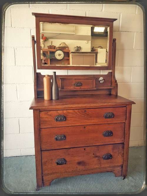 Beautiful antique solid oak 4-drawer dresser w/ bevelled glass tilting mirror & Art Nouveau handles