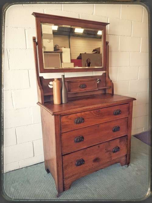 Beautiful antique solid oak 4-drawer dresser w/ bevelled glass tilting mirror & Art Nouveau handles