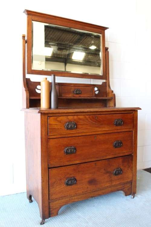 Beautiful antique solid oak 4-drawer dresser w/ bevelled glass tilting mirror & Art Nouveau handles