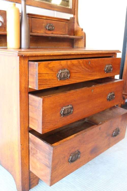 Beautiful antique solid oak 4-drawer dresser w/ bevelled glass tilting mirror & Art Nouveau handles