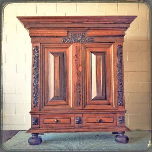 A truly magnificent antique (early 1800's) solid oak Dutch Kussing Kas w/ carved detailing & drawers