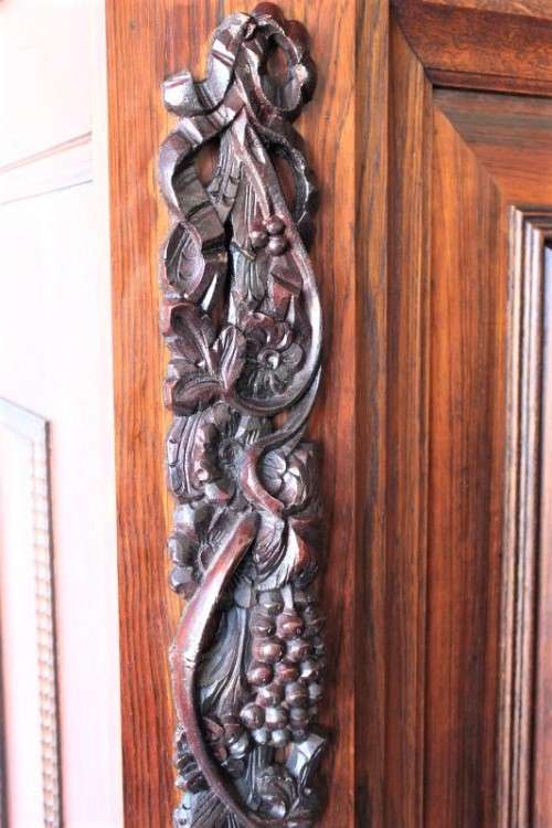 A truly magnificent antique (early 1800's) solid oak Dutch Kussing Kas w/ carved detailing & drawers
