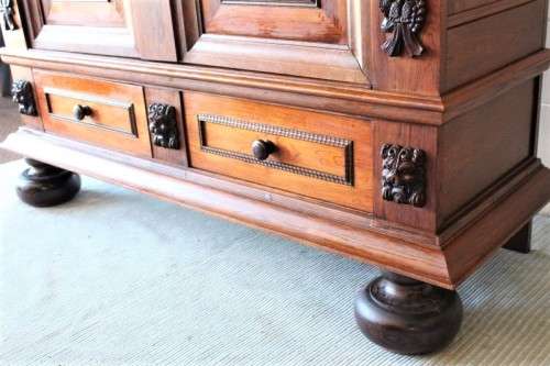 A truly magnificent antique (early 1800's) solid oak Dutch Kussing Kas w/ carved detailing & drawers
