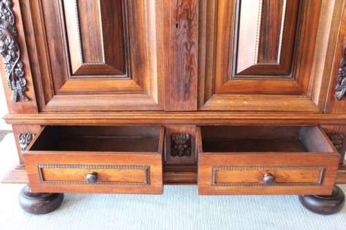 A truly magnificent antique (early 1800's) solid oak Dutch Kussing Kas w/ carved detailing & drawers