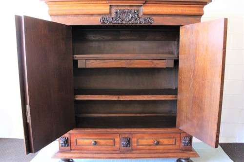 A truly magnificent antique (early 1800's) solid oak Dutch Kussing Kas w/ carved detailing & drawers