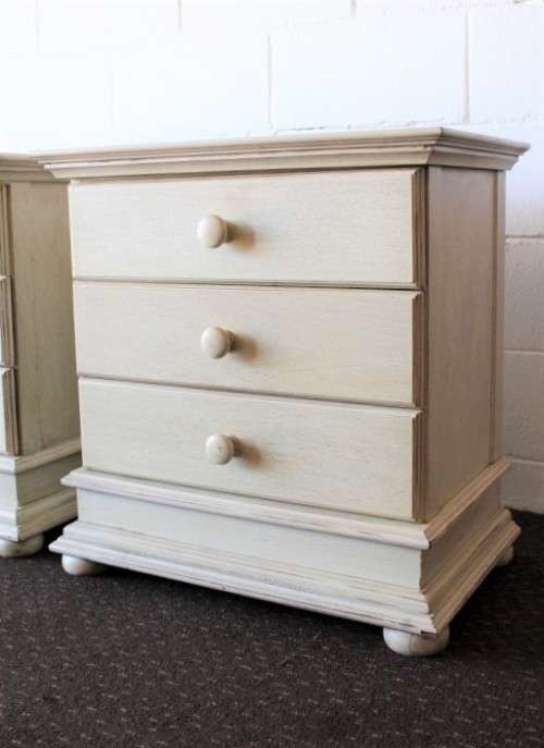 **RS17_Clearance** Wetherley's King size headboard & matching 3-drawer pedestals in an Ivory colour