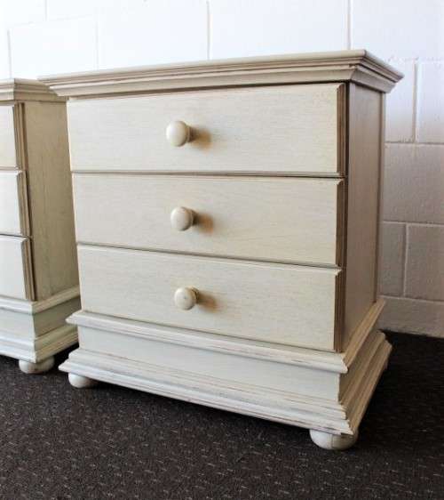 **RS17_Clearance** Wetherley's King size headboard & matching 3-drawer pedestals in an Ivory colour