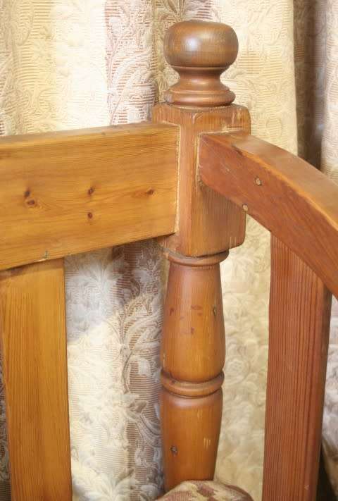 **RS17** 2 awesome and well-made oregon two seater bench with cushions. bid/bench