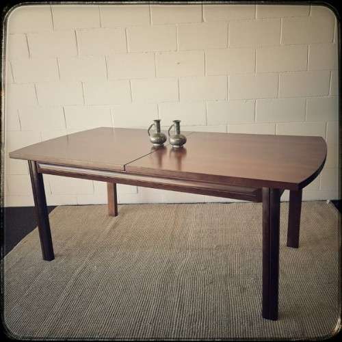 **RS17** A beautifully made 6 to 8 seater dining table with a fold-out extension & nice clean lines