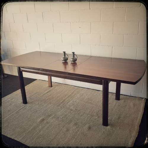 **RS17** A beautifully made 6 to 8 seater dining table with a fold-out extension & nice clean lines