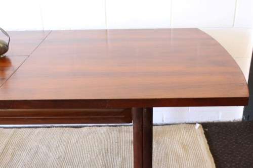**RS17** A beautifully made 6 to 8 seater dining table with a fold-out extension & nice clean lines