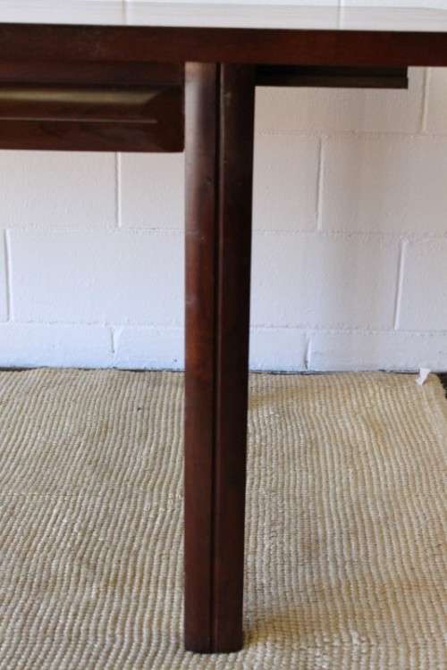 **RS17** A beautifully made 6 to 8 seater dining table with a fold-out extension & nice clean lines