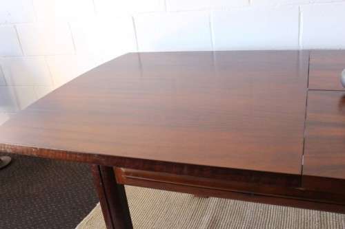 **RS17** A beautifully made 6 to 8 seater dining table with a fold-out extension & nice clean lines
