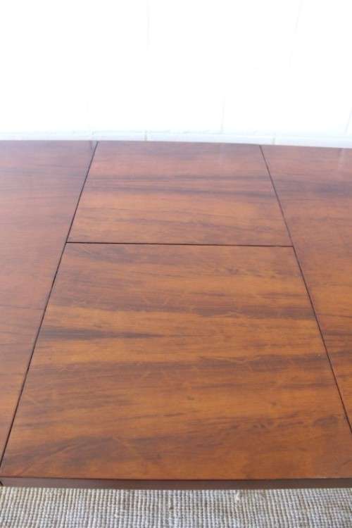 **RS17** A beautifully made 6 to 8 seater dining table with a fold-out extension & nice clean lines
