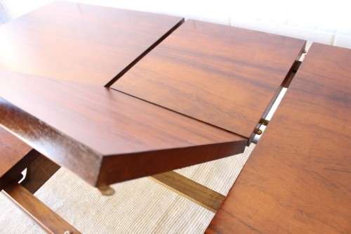 **RS17** A beautifully made 6 to 8 seater dining table with a fold-out extension & nice clean lines