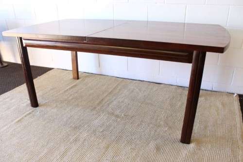**RS17** A beautifully made 6 to 8 seater dining table with a fold-out extension & nice clean lines