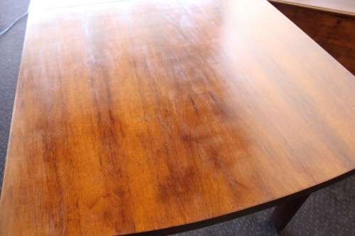 **RS17** A beautifully made 6 to 8 seater dining table with a fold-out extension & nice clean lines