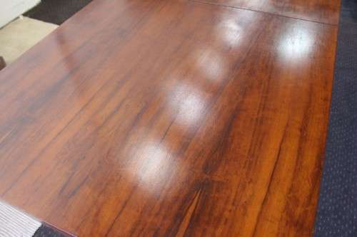 **RS17** A beautifully made 6 to 8 seater dining table with a fold-out extension & nice clean lines