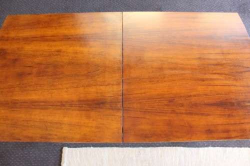 **RS17** A beautifully made 6 to 8 seater dining table with a fold-out extension & nice clean lines