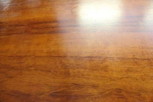 **RS17** A beautifully made 6 to 8 seater dining table with a fold-out extension & nice clean lines