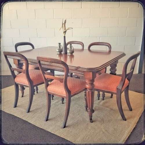 **RS17_Clearance** Superb 6 to 8-seater dining room suite w/ an extendable table and 6 chairs