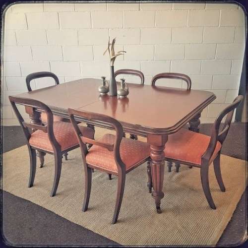 **RS17_Clearance** Superb 6 to 8-seater dining room suite w/ an extendable table and 6 chairs