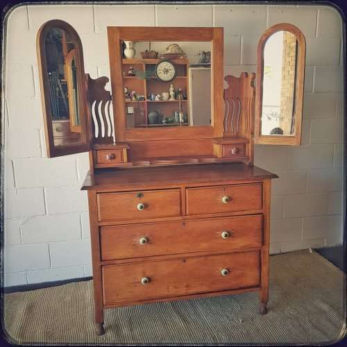 An amazing vintage Oak 3-drawer dressing table with tri-folding mirrors and porcelain drawer handles