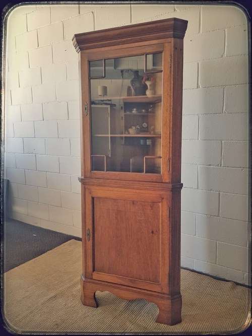 A fantastic 2-division Mahogany corner display unit cabinet with ample shelves and a glass door