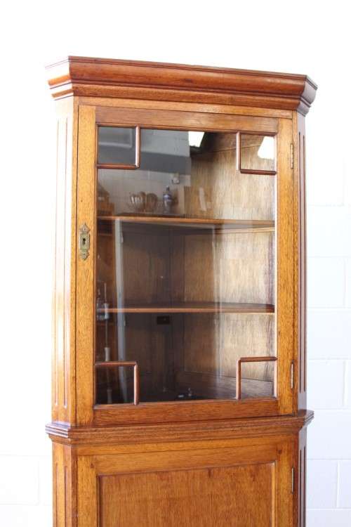 A fantastic 2-division Mahogany corner display unit cabinet with ample shelves and a glass door