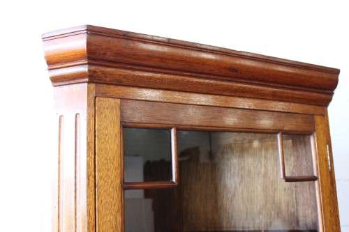 A fantastic 2-division Mahogany corner display unit cabinet with ample shelves and a glass door
