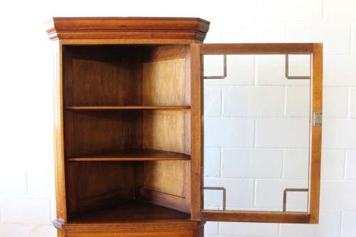 A fantastic 2-division Mahogany corner display unit cabinet with ample shelves and a glass door