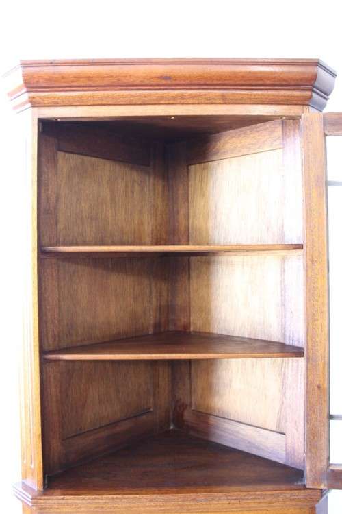 A fantastic 2-division Mahogany corner display unit cabinet with ample shelves and a glass door